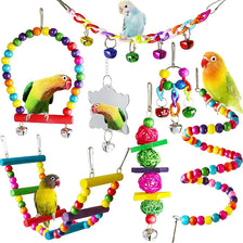 Un jeu de bois coloré avec divers éléments suspendus et d'escalade pour l'enrichissement des oiseaux.