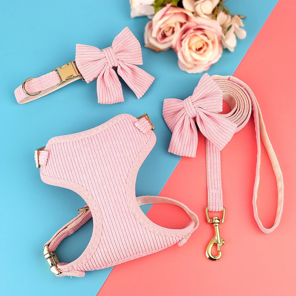 Rosa gestricktes Hundehalsband und Leine-Set mit Schleife, präsentiert auf blau-rosa Hintergrund.