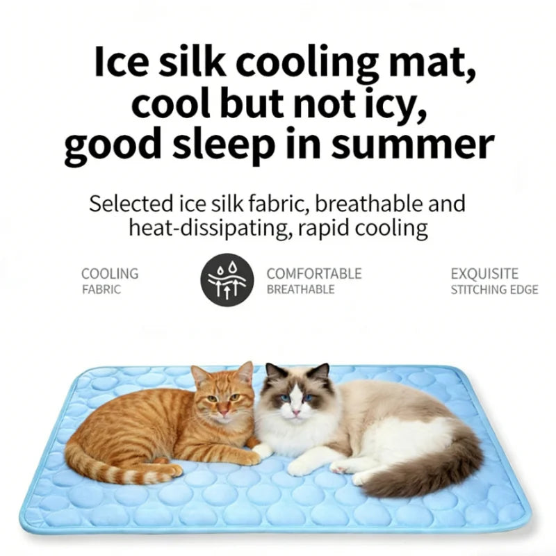 Ein flauschiger orange und weißer Kater liegt auf einer blauen Eis-Seiden-Kühlmatte.