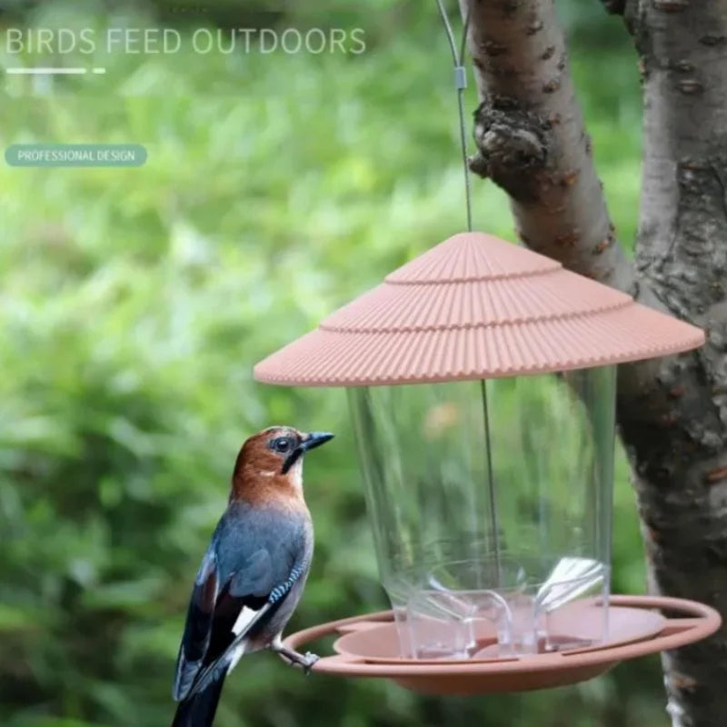 Ein braches Vögelchen sitzt auf einem wasserdichten Vogel-Futter aus Glas und Terrakotta für den Garten.