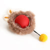 Roter rollender Katzenspielzeugball, bedeckt mit flauschigem braunem Fell und künstlichem Schwanz.