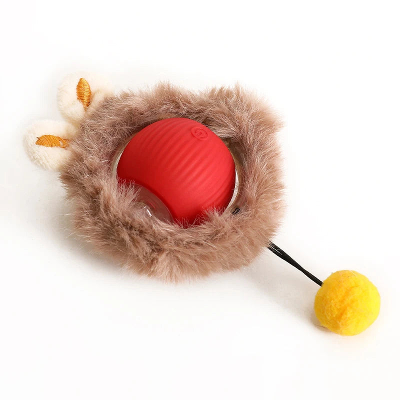 Roter rollender Katzenspielzeugball, bedeckt mit flauschigem braunem Fell und künstlichem Schwanz.