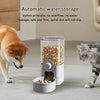 Bol de stockage automatique d'eau blanc avec fente en spirale pour nourriture pour animaux, montré à côté d'un chien et d'un 