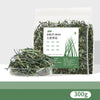 Un sac scellé de foin d'herbe ornementale pour litière Timothy à côté d'un tas de graminées vertes séchées.