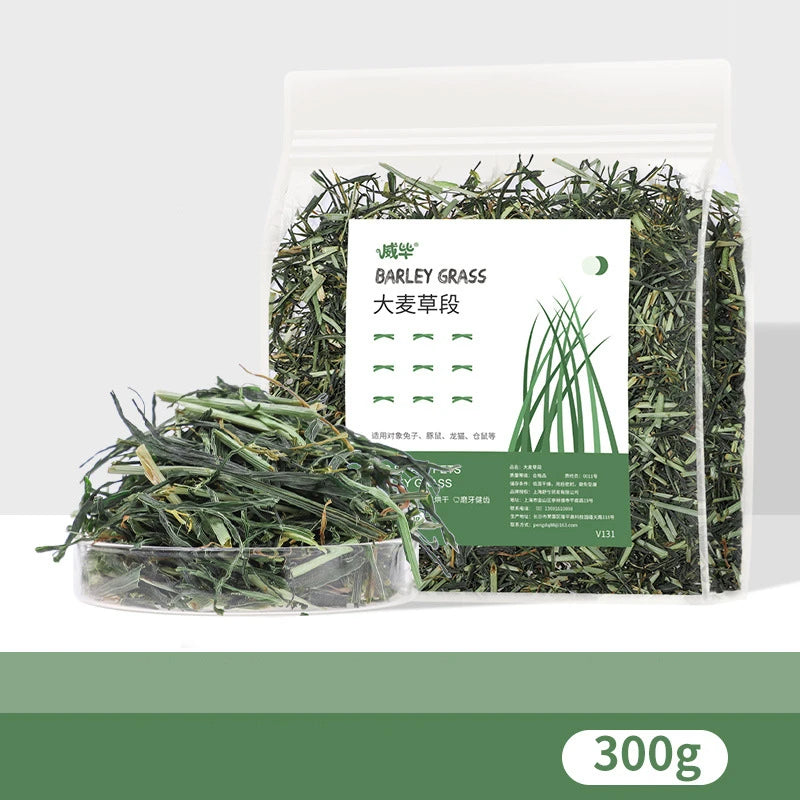 Un sac scellé de foin d'herbe ornementale pour litière Timothy à côté d'un tas de graminées vertes séchées.