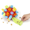 Buntes, kugelförmiges Fleece-Snuffle-Spielzeug mit orange-blauen Stoffbällen wird von einer Hand gehalten.