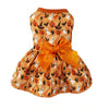 Vestido de tela naranja para perro con estampado de calabazas y murciélagos y un lazo naranja