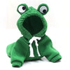 Juguete de rana verde de peluche vistiendo una sudadera con capucha y ojos grandes