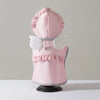 Cachorro perro de mascota rosa con impermeable y cuello fruncido y alas blancas