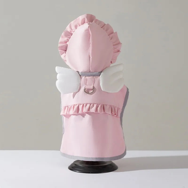 Cachorro perro de mascota rosa con impermeable y cuello fruncido y alas blancas