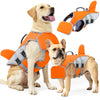 Un perro de color claro vistiendo un chaleco salvavidas reflectante naranja por seguridad.