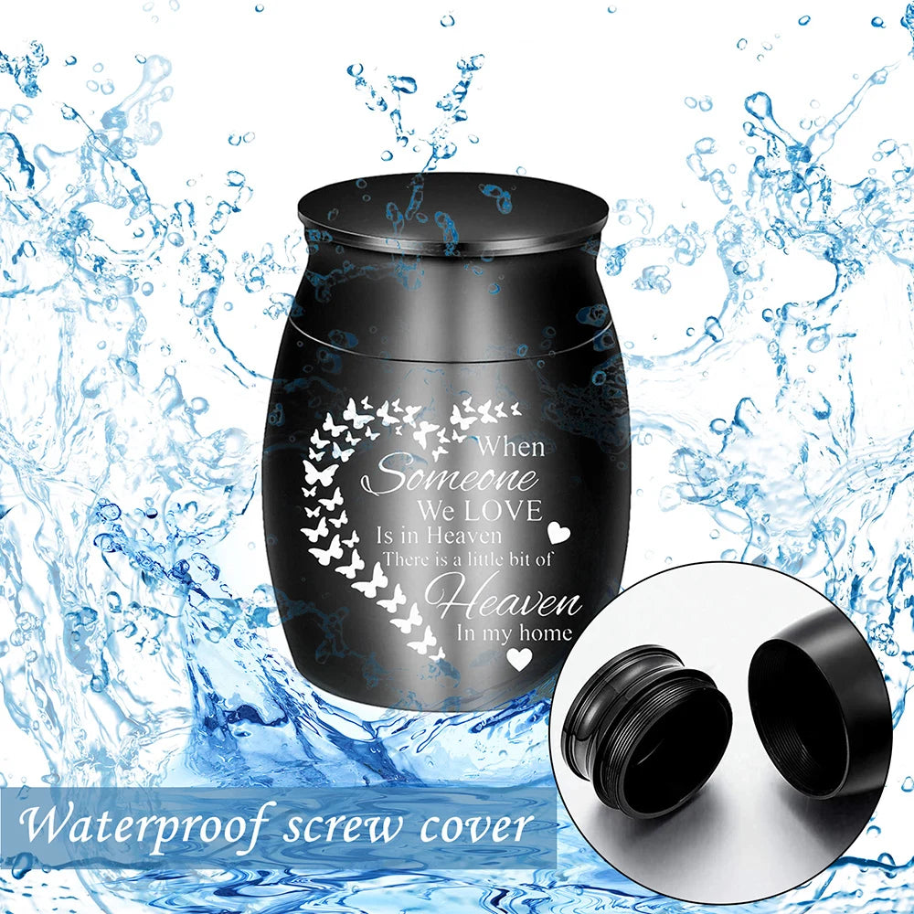 Urne souvenir en alliage d'aluminium noir avec couvercle, mise en scène avec de l'eau qui éclabousse.