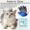 Un gato gris peludo mirando un guante de masaje para mascotas de silicona azul con una mano sobre él.