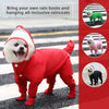 Un imperméable rouge pour petit chien marchant sur l'asphalte, avec d'autres imperméables exposés.