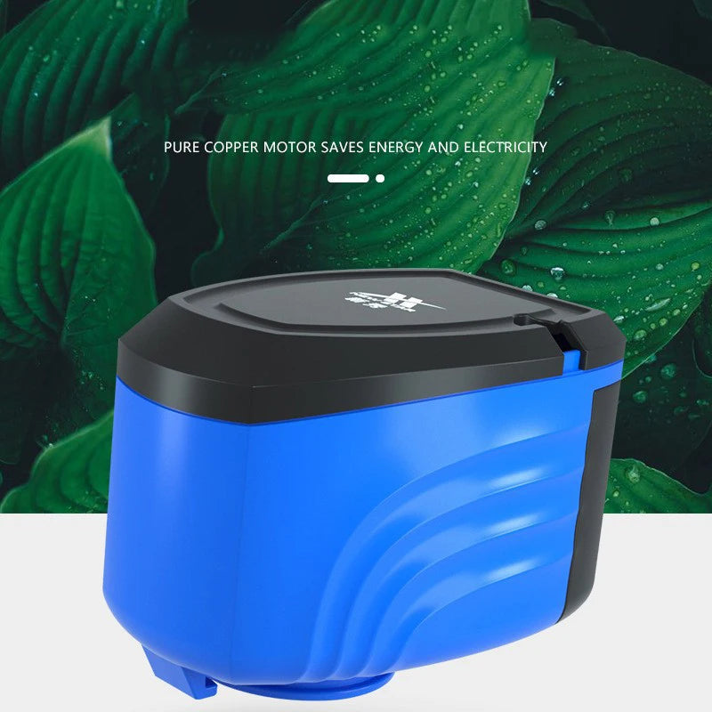 Una bomba de agua sumergible azul para acuarios, mostrada contra un fondo de hoja verde.