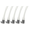 Cinq brosses de nettoyage blanches pour nettoyer la cage d'un animal