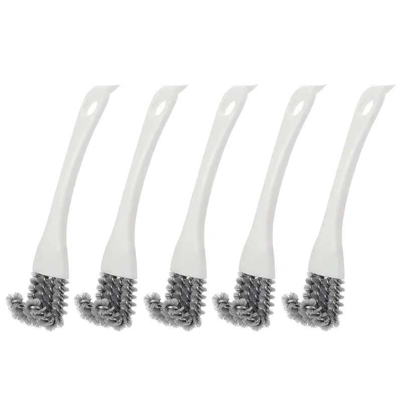 Cinq brosses de nettoyage blanches pour nettoyer la cage d'un animal