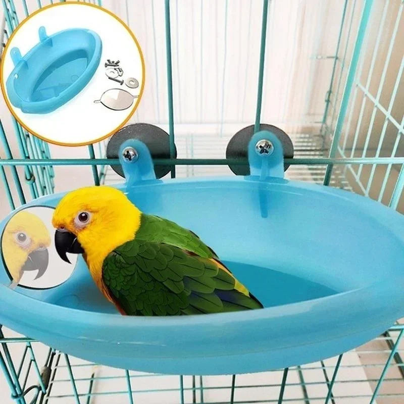 Un bol distributeur automatique de nourriture pour oiseaux bleu vif avec un perroquet jaune perché à l'intérieur.