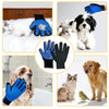 Colección de guantes de silicona azul y negro para masaje de mascotas y eliminación de pelo, mostrados con gatos y perros.