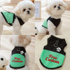 Un caniche blanco vistiendo un arnés de malla transpirable verde y negro para perros y gatos.