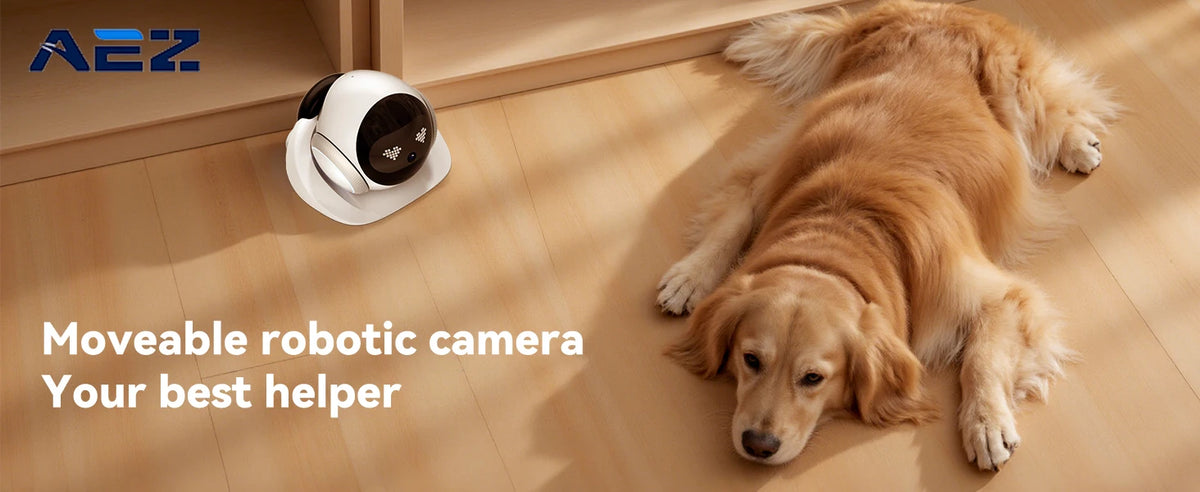 Un golden retriever y un dispositivo de cámara robótico blanco sobre un suelo de madera.