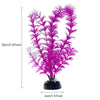 Plante aquatique artificielle magenta et vive avec de fines feuilles plumeuses, dans un pot noir.