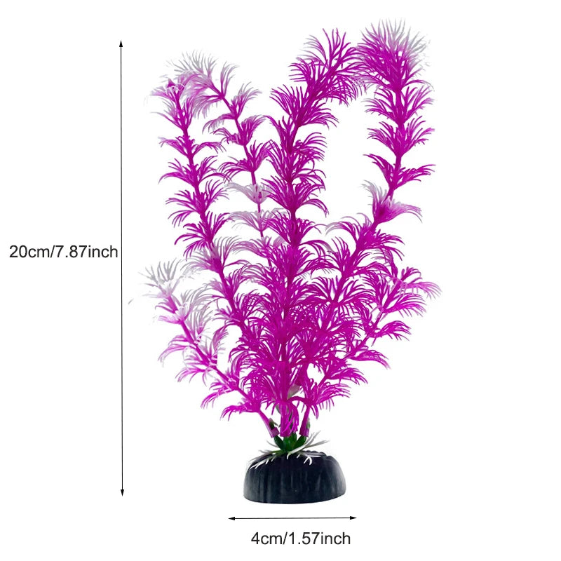Plante aquatique artificielle magenta et vive avec de fines feuilles plumeuses, dans un pot noir.
