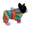 Un juguete de perro de peluche vistiendo una chaqueta de franela a rayas en colores arcoíris.