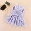 Leichtlila und weiß gestreiftes Sommerkleid mit gerafftem Rock und Knöpfen