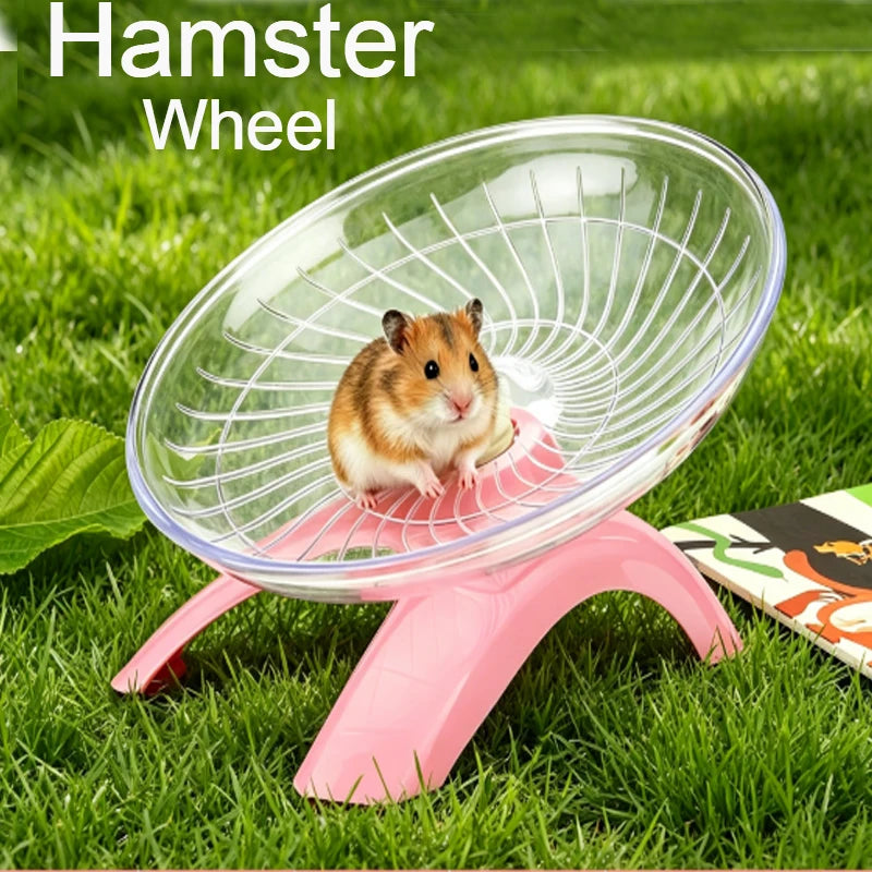 Ein kleiner brauner Hamster rennt in einer klaren Plastikrad auf einem rosa Ständer im Freien.