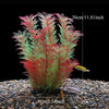Plante aquatique artificielle rouge et verte dans un substrat de gravier.