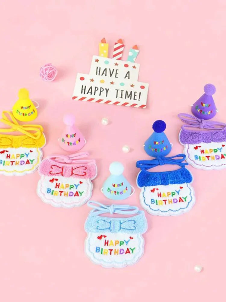 Un ensemble de bibs et chapeaux de fête pour animaux ajustables de différentes couleurs (jaune, rose, bleu, violet) sur fond 