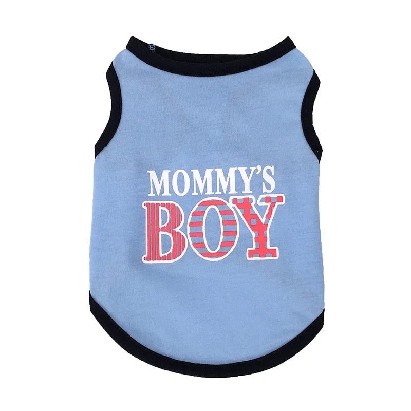 Helles blaues Hundegilet mit roten und weißen Streifen und dem Text Mommy's Boy