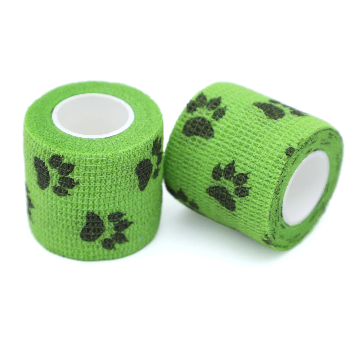 Rollo de vendas autoadhesivas para tatuajes verdes para mascotas con diseños de huella de pata negra.