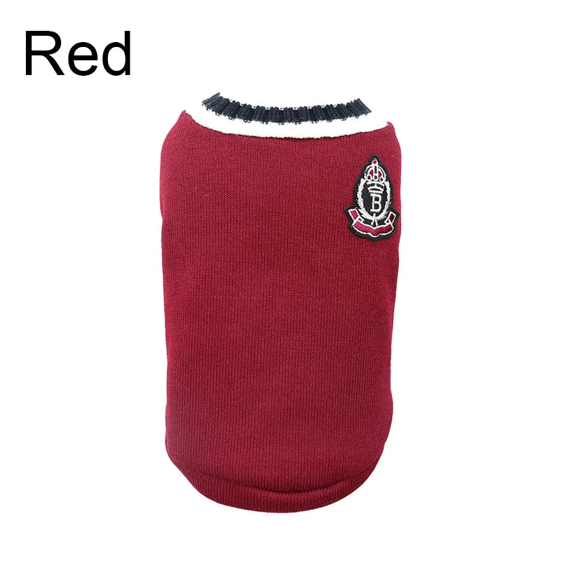 Pull pour chien marron avec bordure noire et emblème brodé.