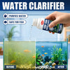 Mains versant un clarifiant liquide dans un aquarium, montrant la clarté de l'eau avant et après.