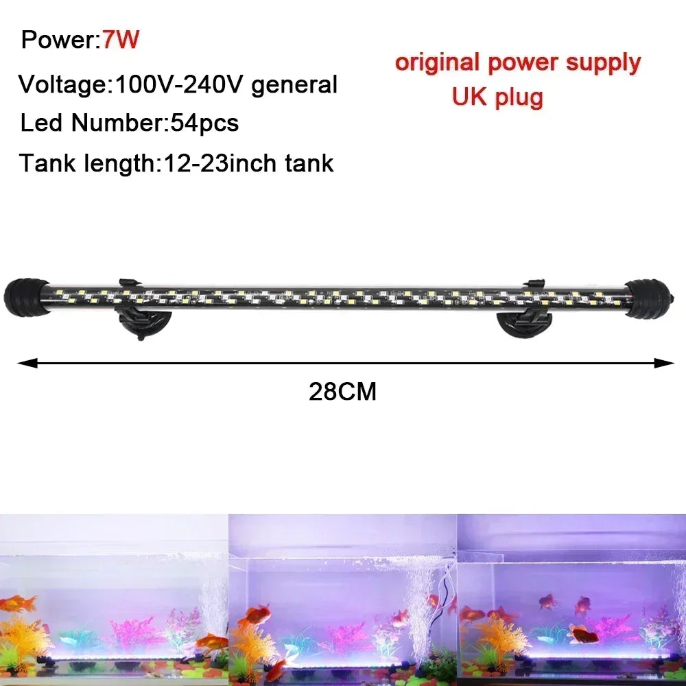 Una tira de luces LED larga sumergida en un acuario, iluminando peces y plantas coloridos.