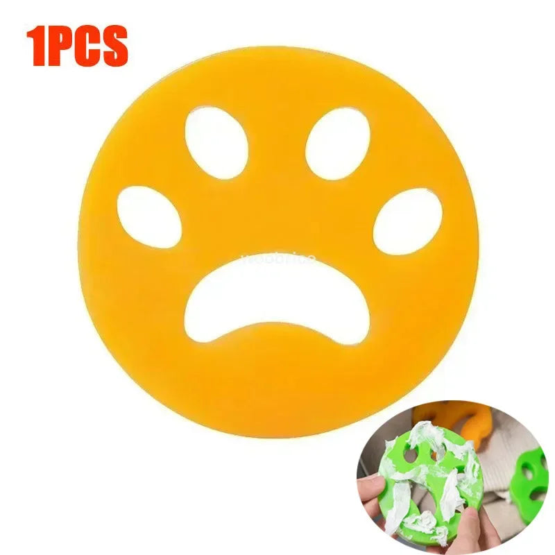 Ein gelbes Silikonwerkzeug zum Entfernen von Tierhaaren neben einem grünen Schaumstoffstück.