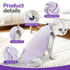 Un chat gris portant une tenue de récupération vétérinaire violette avec un tissu de protection et ajustant le col.