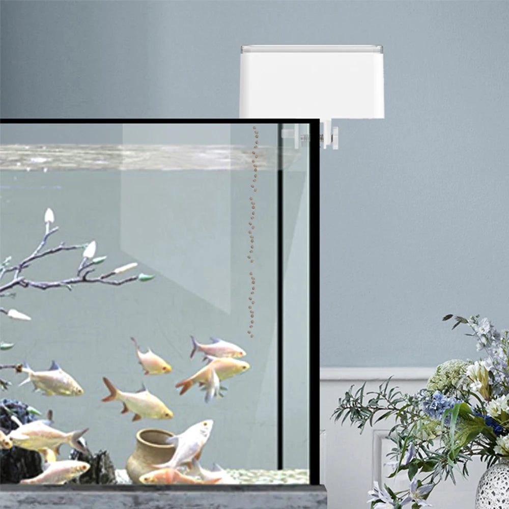 Distributeur automatique de nourriture pour animaux aquatiques, avec lampe blanche et mécanisme d'alimentation.