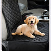 Un cachorro de golden retriever descansa en una funda impermeable negra para asiento de coche de perro dentro de un vehículo.