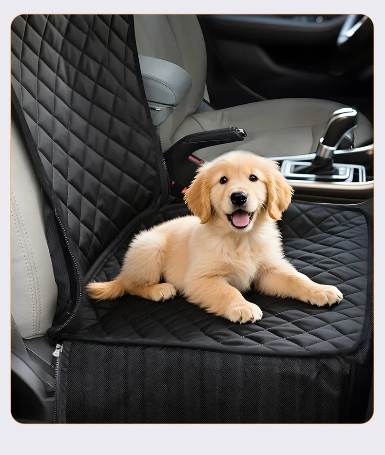 Un cachorro de golden retriever descansa en una funda impermeable negra para asiento de coche de perro dentro de un vehículo.