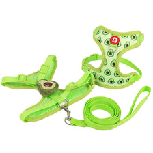 Harnais et laisse réglable vert lime pour chien avec étiquette rouge.