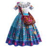 Kleid eines Mädchens mit weißem Oberteil, blassem Kragen und blauem Rock mit farbenfroher Stickerei und gemusterter Tasche.