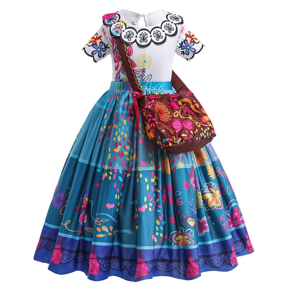 Kleid eines Mädchens mit weißem Oberteil, blassem Kragen und blauem Rock mit farbenfroher Stickerei und gemusterter Tasche.