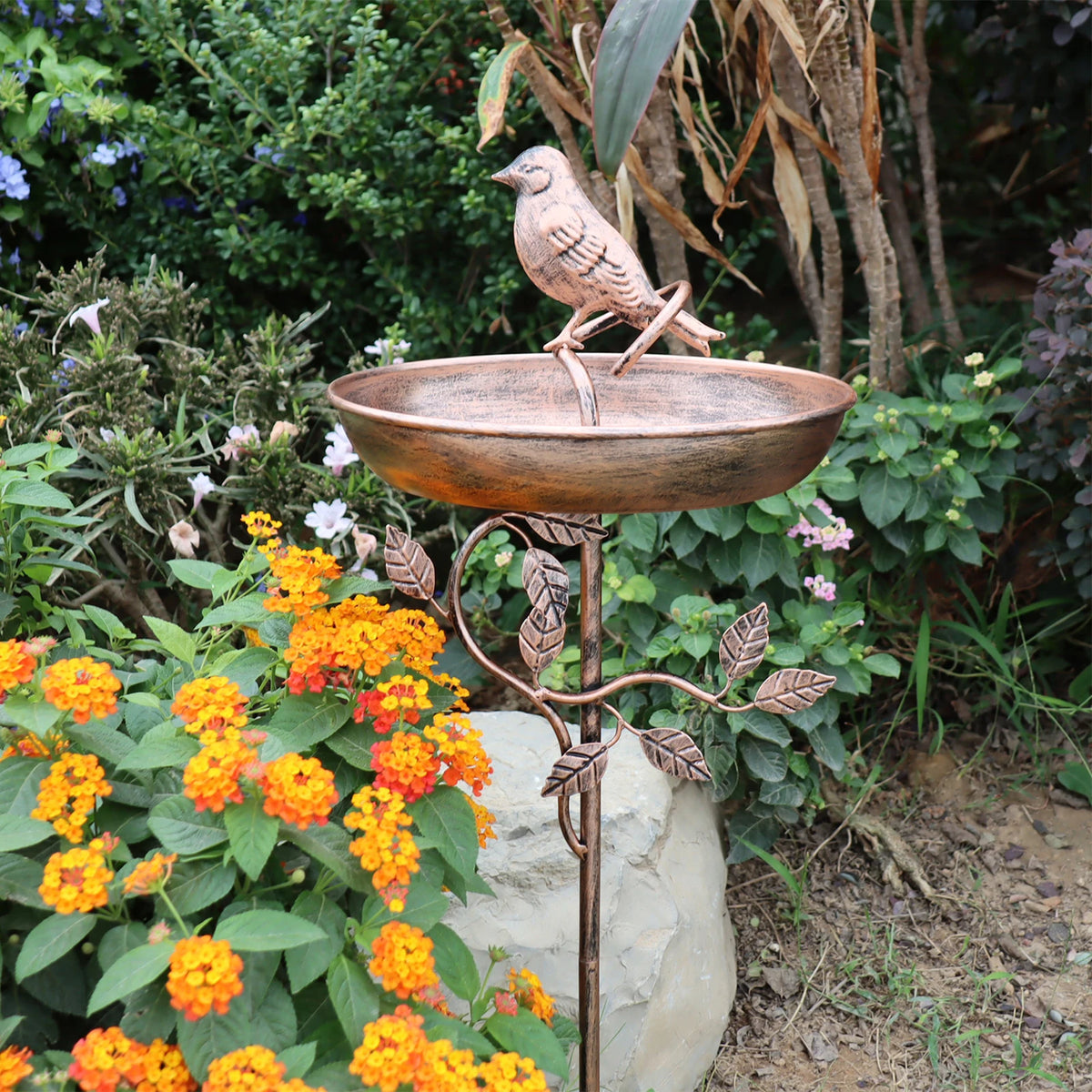 Robuste Gartenvogelbad mit breiter, flacher Schale auf Metallständer in üppigem Garten