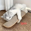 Eine weiße Katze liegt auf einem beigen Kratzspielzeug für Katzen.