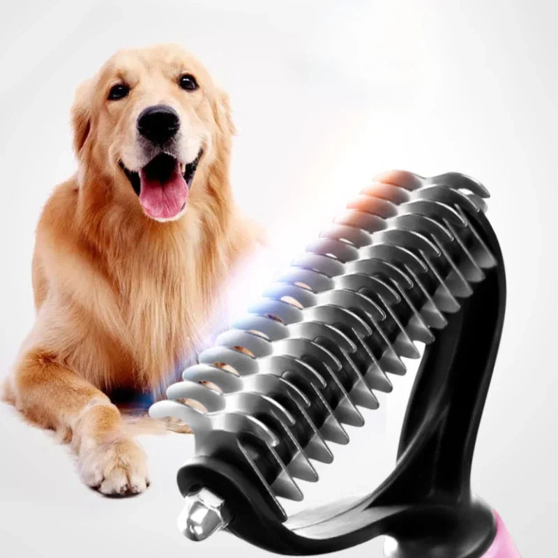 Ein golden retriever Hund neben einer schwarzen Edelstahlbürste zum Entfernen von Tierhaaren.