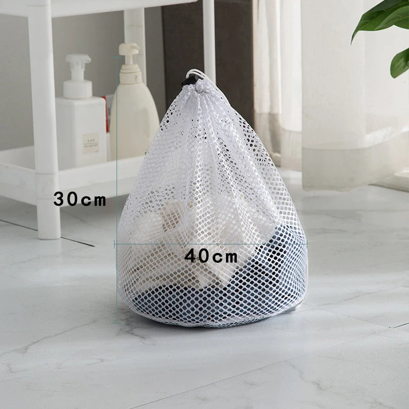 Una bolsa de ropa de malla blanca llena de ropa, mostrada junto a una cinta métrica.