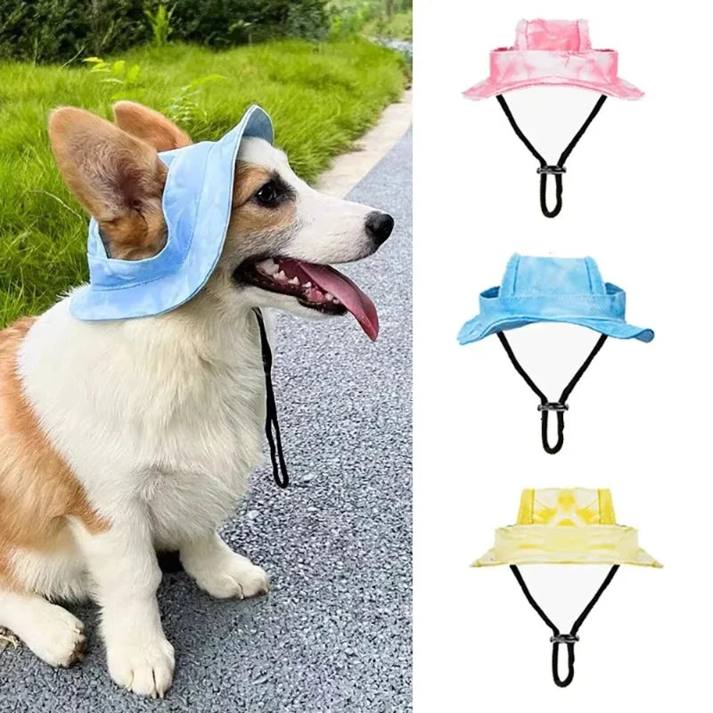 Un perro vistiendo un sombrero de sol ajustable azul claro, con otras opciones de color disponibles cerca.